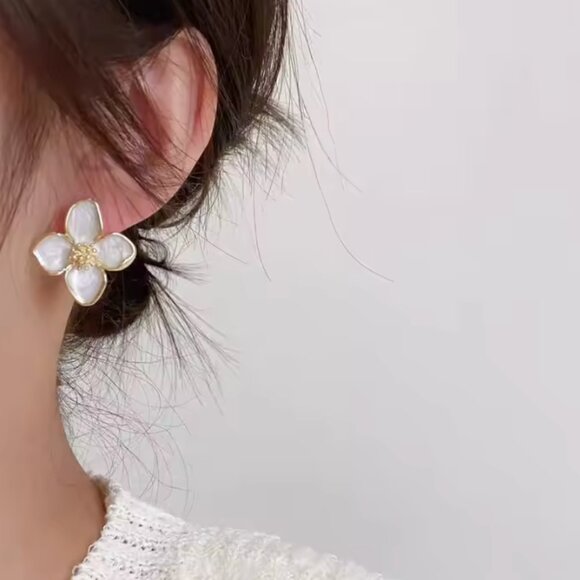 White Marble Glaze Flower Earrings - Picture 2 of 3